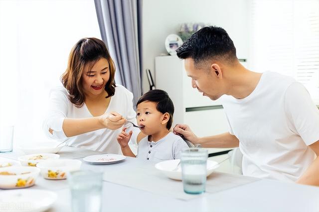怎样培养2岁宝宝自主吃饭,如何引导2岁孩子自主吃饭(1)