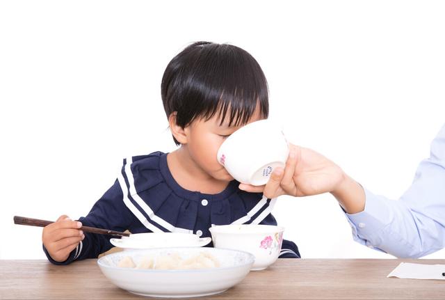 2岁孩子独立吃饭技巧,2岁孩子的早教方法(3)
