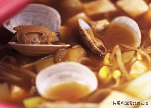 韩式大酱汤配上清爽的凉拌小菜,韩国排骨大酱汤的正宗做法(9)