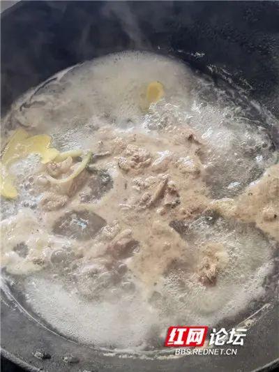 淮山薏米炖瘦肉怎样做,薏米山药瘦肉汤做法(4)