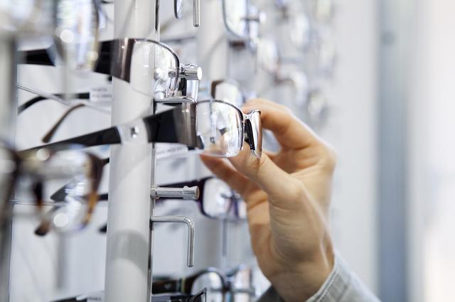 明月眼镜片实体店一般价格多少,明月眼镜价格一览表2021(1)