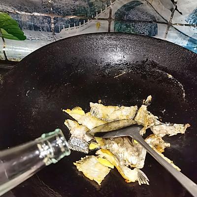 鱼骨怎么煎最好吃,干煎鱼骨做法(4)