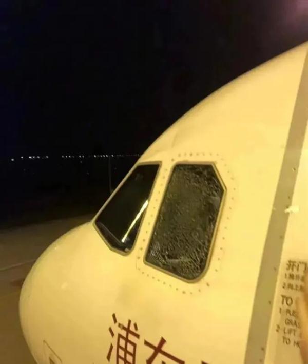 飞机挡风玻璃为什么会碎,为什么飞机的挡风玻璃老是坏(2)