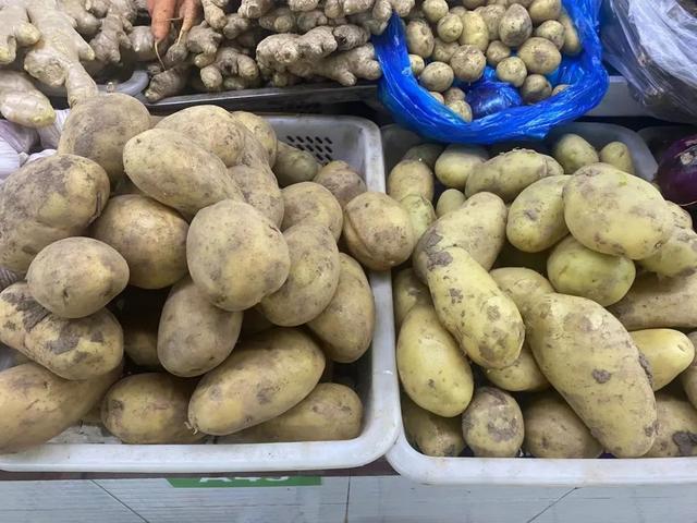 黑土豆炒出来是脆的吗,黑土豆多少钱一斤(1)