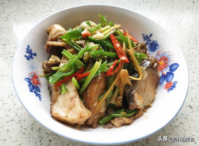 白辣椒煮草鱼的做法,湖南青椒炖草鱼的做法(1)