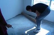铺地板砖找平的方法与技巧（地面找平水泥和沙的比例）