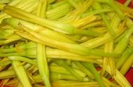 硫磺熏过的黄花菜图片（硫磺黄花菜与正常黄花菜照片）