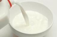 奶粉和牛奶哪个营养价值高（中老年喝什么奶粉最好）