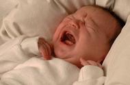 刚出生的婴儿不喝奶也不哭（刚出生的婴儿一天不喝奶）