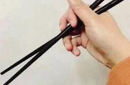 拿筷子的正确姿势知识（怎样拿筷子才正确图解）