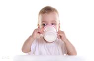儿童喝奶粉好还是喝纯牛奶好（儿童喝牛奶的最佳时间和正确方法）