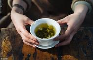 吃茶叶上瘾是怎么回事（女人长期吃干茶叶好吗）