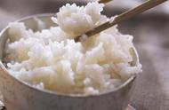 煮熟的大米能直接放冰箱里吗（煮熟的大米放冰箱里冷冻能吃么）