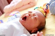 婴儿哭闹的原因和安抚的方法（婴儿肠绞痛七大表现）
