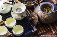 绿茶对肾的危害（一天大量喝茶对肾脏有什么影响）