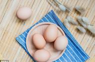 水煮鸡蛋的蛋黄胆固醇高吗（鸡蛋蛋黄会升高低密度胆固醇吗）