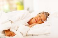 56岁的人每天晚上睡几个小时正常（60岁以后每天睡眠几小时）