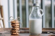 成人每天需要喝多少纯牛奶（成人每天喝多少克纯牛奶最好）