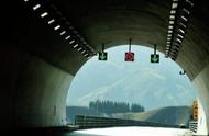 高速隧道前车低速驾驶可以变道吗（高速前车低速行驶能否实线变道）