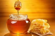 男人喝蜂蜜的作用与功效（蜂蜜对男性的6大益处）