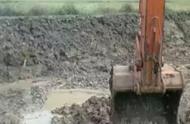 挖机挖塘的正确方法（挖机挖地视频）