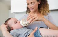 宝宝吃了奶瓶不会吃母乳怎么办（新生儿吃了奶瓶不会吃母乳怎么办）