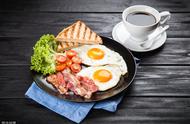 减脂期间早餐能不能吃高热量（减脂期吃了高热量的食物怎么补救）