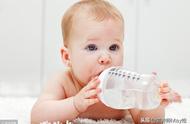 新生婴儿能喝水嘛怎么喝（初生婴儿喝水用什么喝）