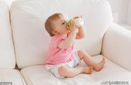 宝宝多大可以自己抓奶瓶喝（婴儿不喝奶瓶有妙招）