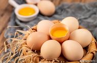 鸡蛋黄为什么是红的能吃吗（鸡蛋黄是红的是怎么回事能吃吗）