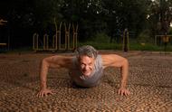 60岁能做俯卧撑锻炼吗（60岁的人适合做俯卧撑吗）