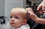 自己给1岁宝宝剪头发（自己在家怎么给一岁女宝宝剪头发）