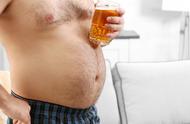 男人长肚子是不是要胖的前兆（男人肚子长肉是发胖的预兆吗）