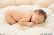宝宝睡前吃奶要不要盖被子（新生婴儿到了吃奶时间要不要叫醒）