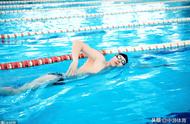 自由泳双侧换气训练方法（自由泳一边换气还是两边换气）