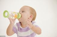 新生儿一般几个月可以自己抓奶瓶（新生儿几个月会拿奶瓶）