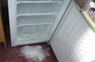 老冰箱上面总结冰怎么解决（冰箱隔几分钟就嗡嗡响）