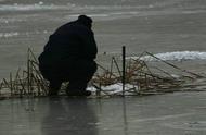 冬天钓鱼技巧和禁忌（冬季中午钓鱼的最佳方法）