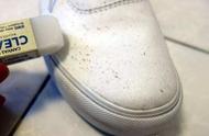 白色皮鞋如何清理护理（白皮鞋脏了怎么清理干净变白）