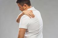 胸口后背疼痛八种病因（后背疼的七种位置图）