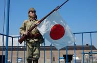 日本兵为什么要背一面旗子（日本兵为什么总背着一个大包）