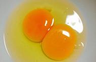怎样辨别鸡蛋里的蛋黄（怎样分别鸡蛋蛋黄的真假）
