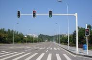 右转专用车道要看主路红绿灯吗（右转专用道要看主路红绿灯吗）