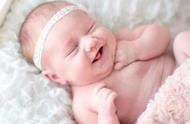 初生婴儿吃奶时有喉鸣声（新生儿一着急吃奶就有喉鸣音）