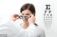 戴平面镜对眼睛有危害吗（长期戴平面镜对视力有影响吗）