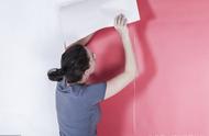 木板墙壁有石灰怎样才能贴墙纸（石灰墙可以直接贴墙纸吗）