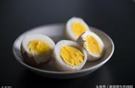 蛋黄吃多了胆固醇会升高（吃蛋黄会导致胆固醇高吗）