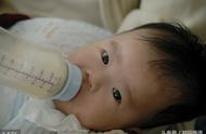 新生婴儿吃奶多少为正常（新生婴儿吃奶粉一天大便几次正常）