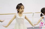 幼儿舞蹈如何利用镜子站姿训练（幼儿舞蹈启蒙训练站姿）