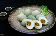 女人长期吃鸭蛋的好处和坏处（女人吃鹌鹑蛋几个最好）